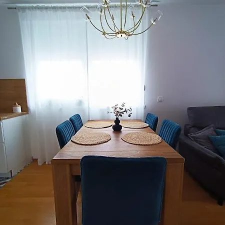 Teal Apartment-free Garage Parking زادار