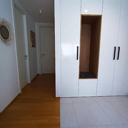 Teal Apartment-free Garage Parking شقة