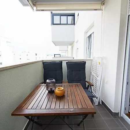 Teal Apartment-free Garage Parking Apartment