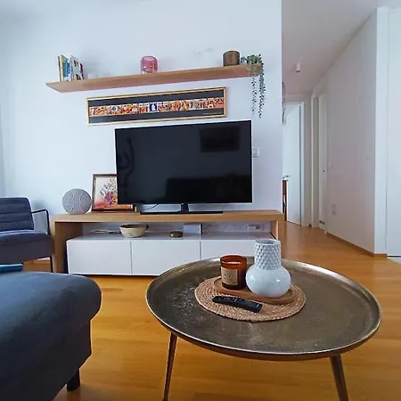 Апартаменти Teal Apartment-free Garage Parking